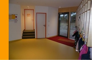 Eingang orange Krippe200