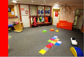 01 Eingangsbereich Krippe rot200